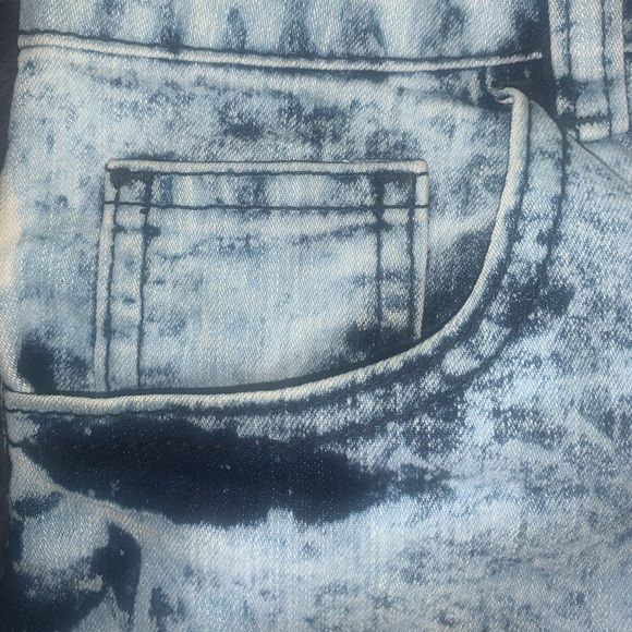 Women’s High-Waisted Acid Wash Denim Shorts - Picture 4 of 5